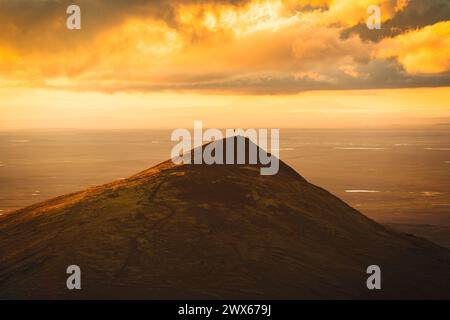 Goldener Sonnenuntergangshimmel über dem vulkanischen Berggipfel in der Nähe des geothermischen Gebiets im Sommer auf Kerlingarfjoll, Island Stockfoto