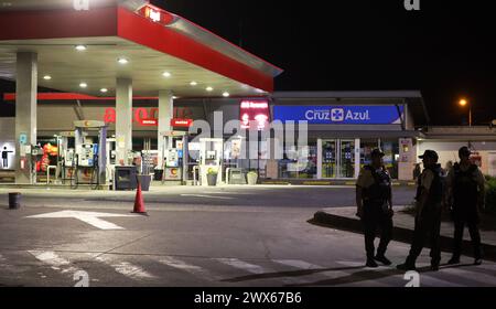 GYE-ALERTA EXPLOSIVOS Guayaquil, jueves 28 de marzo del 2024 Personal del equipo antiexplosivos de la Policia Nacional, desactiva lo que pareceria un artefacto explosivo, dejado en los exteriores de una gasolinera ubicada en la Via perimetral, junto a un Centro Comercial, al norte de Guayaquil. Fotos: CÃ sar Munoz/API Guayaquil Guayas Ecuador CLJ-GYE-ALERTAEXPLOSIVOS-ad6dc2f0b0920d0cb3f3fdd2defbcecc *** GYE SPRENGSTOFFALARM Guayaquil, Donnerstag, 28. März 2024 das Personal der Bombenkommandos der nationalen Polizei deaktiviert ein SPRENGSATZ, das außerhalb einer Tankstelle AUF DEM Gelände liegt Stockfoto