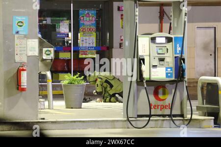 GYE- ALERTA EXPLOSIVOS Guayaquil, jueves 28 de marzo del 2024 Personal del equipo antiexplosivos de la Policia Nacional, desactiva lo que pareceria un artefacto explosivo, dejado en los exteriores de una gasolinera ubicada en la Via perimetral, junto a un Centro Comercial, al norte de Guayaquil. Fotos: CÃ sar Munoz/API Guayaquil Guayas Ecuador CLJ-GYE-ALERTAEXPLOSIVOS-5a3460a63b213e95c45691dae20a49e5 *** GYE SPRENGSTOFFALARM Guayaquil, Donnerstag, 28. März 2024 das Personal des Bombenkommandos der nationalen Polizei deaktiviert ein SPRENGSATZ, das außerhalb einer Tankstelle AUF DEM Perimsbereich gelassen WIRD Stockfoto