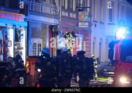 Vier Tote bei Brandanschlag in Solingen in den frühen Morgenstunden 25.03.2024, 02:45 Uhr, kam es zu einem folgenschweren Brand in Solingen. Mehrere Anwohner meldeten das Feuer in einem Mehrfamilienhaus an der Grünewalder Straße. Während der Löscharbeiten versorgte der Rettungsdienst neun Bewohner, die unterschiedlich schwere Verletzungen erlitten. Die Feuerwehr muss zunächst drei Leichname aus dem Gebäude bergen. Ein weiterer Leichnam wurde nach Suchmaßnahmen gegen 13:15 Uhr geborgen. Das Brandhaus sowie danebenstehende Gebäude sind derzeit nicht bewohnbar. Um die Ermittlungsarbeit zu unter Stockfoto