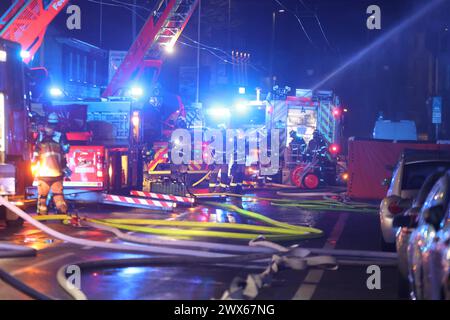 Vier Tote bei Brandanschlag in Solingen in den frühen Morgenstunden 25.03.2024, 02:45 Uhr, kam es zu einem folgenschweren Brand in Solingen. Mehrere Anwohner meldeten das Feuer in einem Mehrfamilienhaus an der Grünewalder Straße. Während der Löscharbeiten versorgte der Rettungsdienst neun Bewohner, die unterschiedlich schwere Verletzungen erlitten. Die Feuerwehr muss zunächst drei Leichname aus dem Gebäude bergen. Ein weiterer Leichnam wurde nach Suchmaßnahmen gegen 13:15 Uhr geborgen. Das Brandhaus sowie danebenstehende Gebäude sind derzeit nicht bewohnbar. Um die Ermittlungsarbeit zu unter Stockfoto