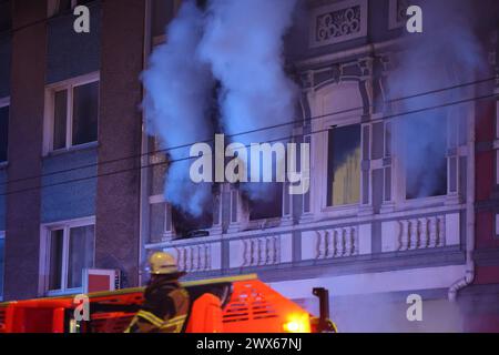 Vier Tote bei Brandanschlag in Solingen in den frühen Morgenstunden 25.03.2024, 02:45 Uhr, kam es zu einem folgenschweren Brand in Solingen. Mehrere Anwohner meldeten das Feuer in einem Mehrfamilienhaus an der Grünewalder Straße. Während der Löscharbeiten versorgte der Rettungsdienst neun Bewohner, die unterschiedlich schwere Verletzungen erlitten. Die Feuerwehr muss zunächst drei Leichname aus dem Gebäude bergen. Ein weiterer Leichnam wurde nach Suchmaßnahmen gegen 13:15 Uhr geborgen. Das Brandhaus sowie danebenstehende Gebäude sind derzeit nicht bewohnbar. Um die Ermittlungsarbeit zu unter Stockfoto