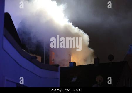 Vier Tote bei Brandanschlag in Solingen in den frühen Morgenstunden 25.03.2024, 02:45 Uhr, kam es zu einem folgenschweren Brand in Solingen. Mehrere Anwohner meldeten das Feuer in einem Mehrfamilienhaus an der Grünewalder Straße. Während der Löscharbeiten versorgte der Rettungsdienst neun Bewohner, die unterschiedlich schwere Verletzungen erlitten. Die Feuerwehr muss zunächst drei Leichname aus dem Gebäude bergen. Ein weiterer Leichnam wurde nach Suchmaßnahmen gegen 13:15 Uhr geborgen. Das Brandhaus sowie danebenstehende Gebäude sind derzeit nicht bewohnbar. Um die Ermittlungsarbeit zu unter Stockfoto