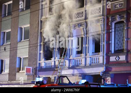 Vier Tote bei Brandanschlag in Solingen in den frühen Morgenstunden 25.03.2024, 02:45 Uhr, kam es zu einem folgenschweren Brand in Solingen. Mehrere Anwohner meldeten das Feuer in einem Mehrfamilienhaus an der Grünewalder Straße. Während der Löscharbeiten versorgte der Rettungsdienst neun Bewohner, die unterschiedlich schwere Verletzungen erlitten. Die Feuerwehr muss zunächst drei Leichname aus dem Gebäude bergen. Ein weiterer Leichnam wurde nach Suchmaßnahmen gegen 13:15 Uhr geborgen. Das Brandhaus sowie danebenstehende Gebäude sind derzeit nicht bewohnbar. Um die Ermittlungsarbeit zu unter Stockfoto