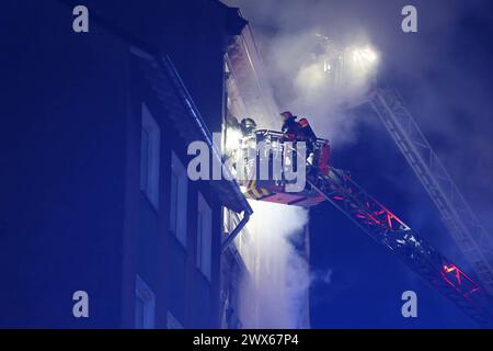 Vier Tote bei Brandanschlag in Solingen in den frühen Morgenstunden 25.03.2024, 02:45 Uhr, kam es zu einem folgenschweren Brand in Solingen. Mehrere Anwohner meldeten das Feuer in einem Mehrfamilienhaus an der Grünewalder Straße. Während der Löscharbeiten versorgte der Rettungsdienst neun Bewohner, die unterschiedlich schwere Verletzungen erlitten. Die Feuerwehr muss zunächst drei Leichname aus dem Gebäude bergen. Ein weiterer Leichnam wurde nach Suchmaßnahmen gegen 13:15 Uhr geborgen. Das Brandhaus sowie danebenstehende Gebäude sind derzeit nicht bewohnbar. Um die Ermittlungsarbeit zu unter Stockfoto