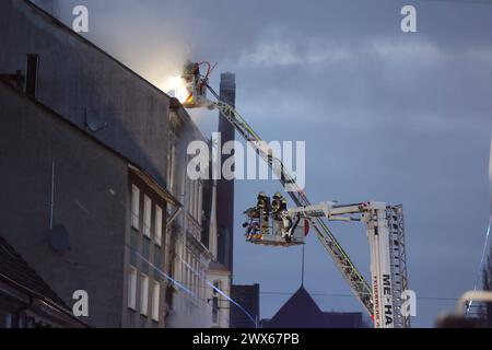 Vier Tote bei Brandanschlag in Solingen in den frühen Morgenstunden 25.03.2024, 02:45 Uhr, kam es zu einem folgenschweren Brand in Solingen. Mehrere Anwohner meldeten das Feuer in einem Mehrfamilienhaus an der Grünewalder Straße. Während der Löscharbeiten versorgte der Rettungsdienst neun Bewohner, die unterschiedlich schwere Verletzungen erlitten. Die Feuerwehr muss zunächst drei Leichname aus dem Gebäude bergen. Ein weiterer Leichnam wurde nach Suchmaßnahmen gegen 13:15 Uhr geborgen. Das Brandhaus sowie danebenstehende Gebäude sind derzeit nicht bewohnbar. Um die Ermittlungsarbeit zu unter Stockfoto