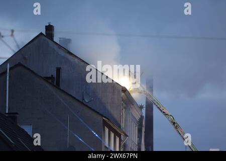 Vier Tote bei Brandanschlag in Solingen in den frühen Morgenstunden 25.03.2024, 02:45 Uhr, kam es zu einem folgenschweren Brand in Solingen. Mehrere Anwohner meldeten das Feuer in einem Mehrfamilienhaus an der Grünewalder Straße. Während der Löscharbeiten versorgte der Rettungsdienst neun Bewohner, die unterschiedlich schwere Verletzungen erlitten. Die Feuerwehr muss zunächst drei Leichname aus dem Gebäude bergen. Ein weiterer Leichnam wurde nach Suchmaßnahmen gegen 13:15 Uhr geborgen. Das Brandhaus sowie danebenstehende Gebäude sind derzeit nicht bewohnbar. Um die Ermittlungsarbeit zu unter Stockfoto