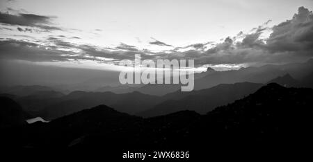 Panoramablick auf die Berge von Rio de Janeiro in Monochrom - Brasilien Stockfoto