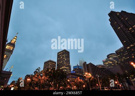 Der Clock Tower des Ferry Building und die Wolkenkratzer der Innenstadt von San Francisco - Kalifornien Stockfoto