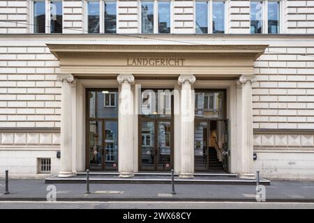 Das Landgericht und Amtsgericht in Bonn. 22.03.2024, Bonn, DE - das Gebaeude mit Schrift ueber dem Haupteingang., Bonn Nordrhein Westfalen Deutschland, DEU Landgericht Amtsgericht *** das Amtsgericht und Amtsgericht Bonn 22 03 2024, Bonn, DE das Gebäude mit Schriftzug über dem Haupteingang, Bonn Nordrhein-Westfalen Deutschland, DEU Amtsgericht Stockfoto