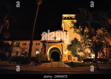 Das Santa Barbara County Courthouse in Night - Kalifornien Stockfoto