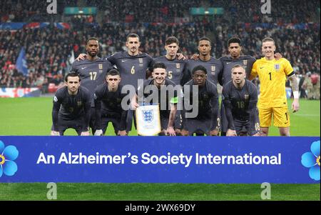 England Team Shoot vor dem Anstoß zurück Reihe:- Ivan Toney (Brentford) aus England Lewis Dunk (Brighton & Hove Albion)) aus England John Stones (Manchester C) Stockfoto