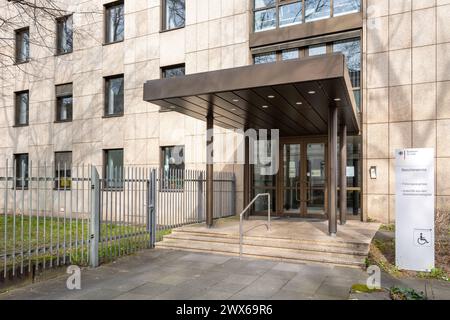 Das Bundesamt für Justiz in Bonn. 22.03.2024, Bonn, DE - das Gebaeude mit Schild am Haupteingang., Bonn Nordrhein Westfalen Deutschland, DEU Bundesamt für Justiz *** das Bundesamt für Justiz in Bonn 22 03 2024, Bonn, DE das Gebäude mit Schild am Haupteingang, Bonn Nordrhein-Westfalen Deutschland, DEU Bundesamt für Justiz Stockfoto