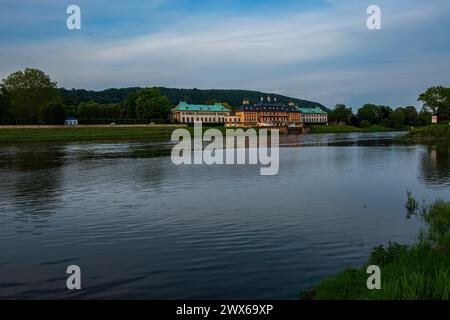 Schloss Pillnitz, Dresden, Sachsen, Deutschland Schloss Pillnitz in der Abendsonne, von der gegenüberliegenden Elbseite in Kleinzschachwitz betrachtet, Dresden, Sachsen, Deutschland. Schloss Pillnitz in der Abendsonne, vom gegenüberliegenden Elbufer in Kleinzschachwitz, Dresden, Sachsen, Deutschland. Stockfoto