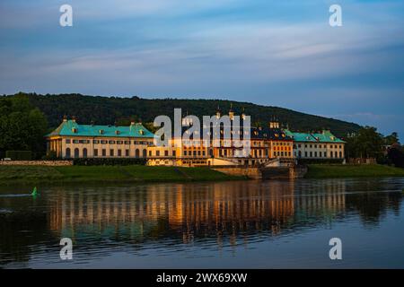 Schloss Pillnitz, Dresden, Sachsen, Deutschland Elbseitige Ansicht von Schloss Pillnitz im Glanz der untergehenden Abendsonne, Dresden, Sachsen, Deutschland. Blick auf das Schloss Pillnitz an der Elbe im Glanz der Abendsonne, Dresden, Sachsen, Deutschland. Stockfoto