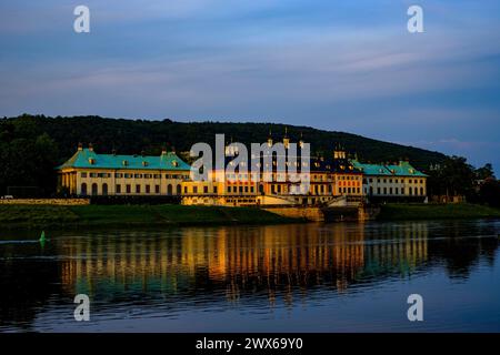 Schloss Pillnitz, Dresden, Sachsen, Deutschland Elbseitige Ansicht von Schloss Pillnitz im Glanz der untergehenden Abendsonne, Dresden, Sachsen, Deutschland. Blick auf das Schloss Pillnitz an der Elbe im Glanz der Abendsonne, Dresden, Sachsen, Deutschland. Stockfoto