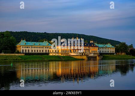 Schloss Pillnitz, Dresden, Sachsen, Deutschland Elbseitige Ansicht von Schloss Pillnitz im Glanz der untergehenden Abendsonne, Dresden, Sachsen, Deutschland. Blick auf das Schloss Pillnitz an der Elbe im Glanz der Abendsonne, Dresden, Sachsen, Deutschland. Stockfoto