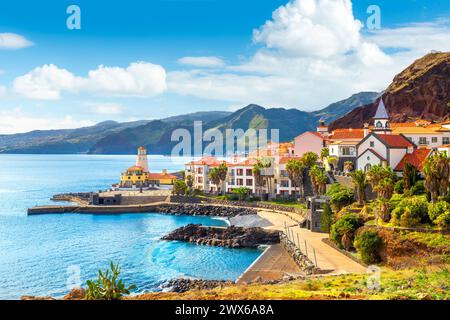 Blick auf das kleine Dorf Canical und Marina da Quinta Grande, nahe Ponta de Sao Lourenco. Madeira, Portugal Stockfoto