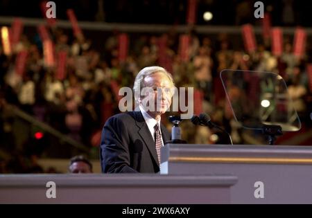 Dateifoto – der US-Senator Joseph Lieberman (Demokrat von Connecticut) nimmt am Mittwoch, den 16. August 2000, die Nominierung der Demokraten für das Amt des Vizepräsidenten auf der Democratic National Convention 2000 im Staples Center in Los Angeles, Kalifornien, an. Senator Lieberman ist der erste jüdische Kandidat auf einem großen US-Präsidentschaftsticket. Der ehemalige US-Senator und Vizepräsident Joe Lieberman ist mit 82 gestorben. Die Ursache waren Komplikationen durch einen Sturz, laut einer Familienerklärung von CBS News, dem US-Partner der BBC. Der Zentrist repräsentierte den Zustand von Conn Stockfoto