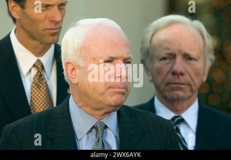 Dateifoto – Washington, DC – 16. Dezember 2005 – Senator der Vereinigten Staaten. John McCain (Republikaner von Arizona), Mitte, beantwortet Fragen im Weißen Haus in Washington, DC, nachdem US-Präsident George W. Bush und Beamte des Verteidigungsministeriums (DoD) über den Krieg im Irak informiert wurden. Senator McCain war nur einen Tag im Weißen Haus, nachdem er eine wegweisende Einigung über ein Gesetz erzielt hatte, das offiziell die Anwendung von Folter an Gefangenen verbietet, die von US-Truppen überall auf der Welt festgehalten werden. US-Senator John Thune (Republikaner von South Dakota) und US-Senator Stockfoto