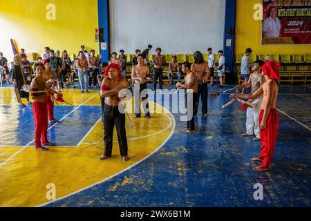 Mandaluyong City, Philippinen. März 2024. Philippinische Pönitenten peitschen sich am Maundy Donnerstag mit Bambusstöcken den Rücken. Viele philippinische Gläubige verbringen ihre Karwoche mit verschiedenen Formen körperlicher Buße, um für ihre Sünden umzukehren. Quelle: SOPA Images Limited/Alamy Live News Stockfoto