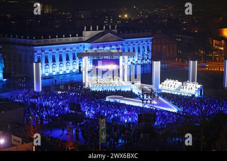 Mit grossem Staraufgebot hat der TV-Sender RTL am Mittwochabend 27.03.2024 in der Kasseler Innenstadt eine moderne Version der Leidensgeschichte Jesu inszeniert. Foto: Die Buehne auf dem Friedrichsplatz vor dem Museum Fridericianum unter dem Titel die Passion - die groesste Geschichte aller Zeiten erzaehlte die Show in einer modernen Auffuehrung mit zahlreichen Popsongs die letzten Tage im Leben von Jesus Christus. Als Erzaehler fuehrter Schauspieler Hannes Jaenicke durch die Ostergeschichte. Nadja Benaissa als Maria, Ben Bluemel Blümel als Jesu Stockfoto