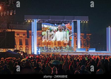 Mit grossem Staraufgebot hat der TV-Sender RTL am Mittwochabend 27.03.2024 in der Kasseler Innenstadt eine moderne Version der Leidensgeschichte Jesu inszeniert. Foto: Auf der Leinwand Jesus Darsteller unter dem Titel die Passion - die groesste Geschichte aller Zeiten erzaehlte die Show in einer modernen Auffuehrung mit zahlreichen Popsongs die letzten Tage im Leben von Jesus Christus. Als Erzaehler fuehrter Schauspieler Hannes Jaenicke durch die Ostergeschichte. Nadja Benaissa als Maria, Ben Bluemel Blümel als Jesus, Jimi Blue Ochsenknecht als Jesus Stockfoto