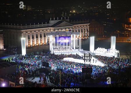 Mit grossem Staraufgebot hat der TV-Sender RTL am Mittwochabend 27.03.2024 in der Kasseler Innenstadt eine moderne Version der Leidensgeschichte Jesu inszeniert. Foto: Die Buehne auf dem Friedrichsplatz vor dem Museum Fridericianum unter dem Titel die Passion - die groesste Geschichte aller Zeiten erzaehlte die Show in einer modernen Auffuehrung mit zahlreichen Popsongs die letzten Tage im Leben von Jesus Christus. Als Erzaehler fuehrter Schauspieler Hannes Jaenicke durch die Ostergeschichte. Nadja Benaissa als Maria, Ben Bluemel Blümel als Jesu Stockfoto