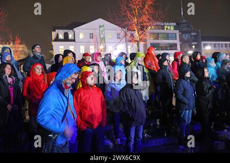 Mit grossem Staraufgebot hat der TV-Sender RTL am Mittwochabend 27.03.2024 in der Kasseler Innenstadt eine moderne Version der Leidensgeschichte Jesu inszeniert. Foto: Zuschauer stehen an der Buehne auf dem Friedrichsplatz vor dem Museum Fridericianum unter dem Titel die Passion - die groesste Geschichte aller Zeiten erzaehlte die Show in einer modernen Auffuehrung mit zahlreichen Popsongs die letzten Tage im Leben von Jesus Christus. Als Erzaehler fuehrter Schauspieler Hannes Jaenicke durch die Ostergeschichte. WEITERE prominente Darsteller waren unter anderem Nadja Benaissa als Maria, Ben Blu Stockfoto