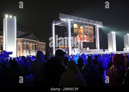 Mit grossem Staraufgebot hat der TV-Sender RTL am Mittwochabend 27.03.2024 in der Kasseler Innenstadt eine moderne Version der Leidensgeschichte Jesu inszeniert. Foto: Auf der Leinwand Timur Uelker Ülker als Petrus Darsteller unter dem Titel die Passion - die groesste Geschichte aller Zeiten erzaehlte die Show in einer modernen Auffuehrung mit zahlreichen Popsongs die letzten Tage im Leben von Jesus Christus. Als Erzaehler fuehrter Schauspieler Hannes Jaenicke durch die Ostergeschichte. Nadja Benaissa als Maria, Ben Bluemel Blümel als Jesus, Jim Stockfoto