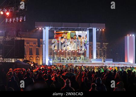 Mit grossem Staraufgebot hat der TV-Sender RTL am Mittwochabend 27.03.2024 in der Kasseler Innenstadt eine moderne Version der Leidensgeschichte Jesu inszeniert. Foto: Die Buehne auf dem Friedrichsplatz vor dem Museum Fridericianum unter dem Titel die Passion - die groesste Geschichte aller Zeiten erzaehlte die Show in einer modernen Auffuehrung mit zahlreichen Popsongs die letzten Tage im Leben von Jesus Christus. Als Erzaehler fuehrter Schauspieler Hannes Jaenicke durch die Ostergeschichte. Nadja Benaissa als Maria, Ben Bluemel Blümel als Jesu Stockfoto