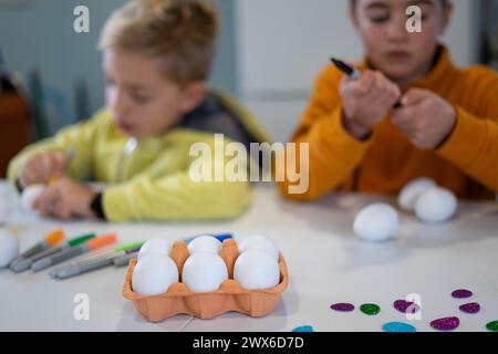 Kinder malen ostereier zu Hause Stockfoto