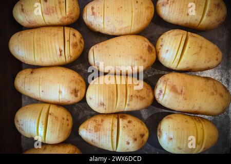 Vollrahmen, rohe Kartoffelscheiben auf Backblech Stockfoto