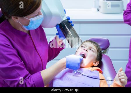 Das leidende Kind in der Zahnarztpraxis Stockfoto