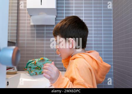 Junge Zähneputzen im Badezimmer Stockfoto