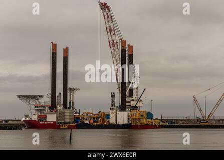 Schlachtschiff Wharf Terminal beherbergt ein großes Schiff auf dem Fluss Blyth in Blyth Northumberland Stockfoto