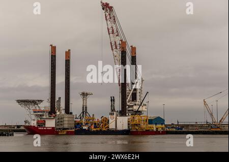 Schlachtschiff Wharf Terminal beherbergt ein großes Schiff auf dem Fluss Blyth in Blyth Northumberland Stockfoto