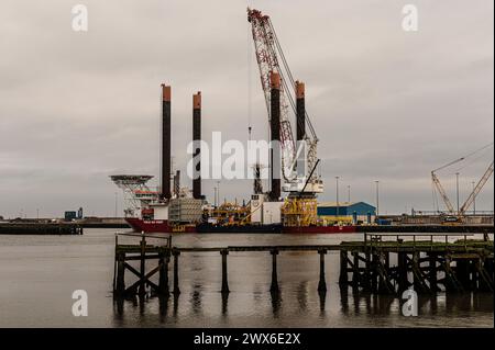 Schlachtschiff Wharf Terminal beherbergt ein großes Schiff auf dem Fluss Blyth in Blyth Northumberland Stockfoto