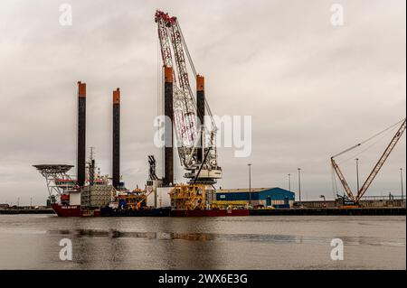 Schlachtschiff Wharf Terminal beherbergt ein großes Schiff auf dem Fluss Blyth in Blyth Northumberland Stockfoto