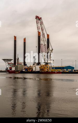 Schlachtschiff Wharf Terminal beherbergt ein großes Schiff auf dem Fluss Blyth in Blyth Northumberland Stockfoto