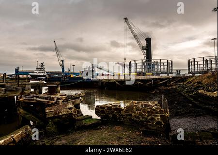 Schlachtschiff Wharf Terminal beherbergt ein großes Schiff auf dem Fluss Blyth in Blyth Northumberland Stockfoto