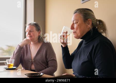 Zwei ältere Freundinnen in einem Café, die Tee trinken Stockfoto