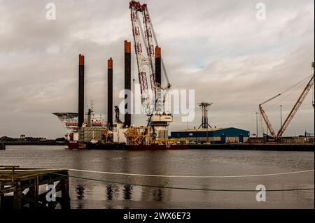 Schlachtschiff Wharf Terminal beherbergt ein großes Schiff auf dem Fluss Blyth in Blyth Northumberland Stockfoto