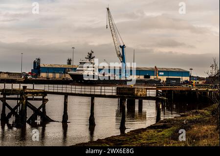 Schlachtschiff Wharf Terminal beherbergt ein großes Schiff auf dem Fluss Blyth in Blyth Northumberland Stockfoto