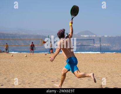 Aktiver Senior-Mann, der im Sommer Strandtennis spielt. Ältere gesunde Lebensweise Stockfoto