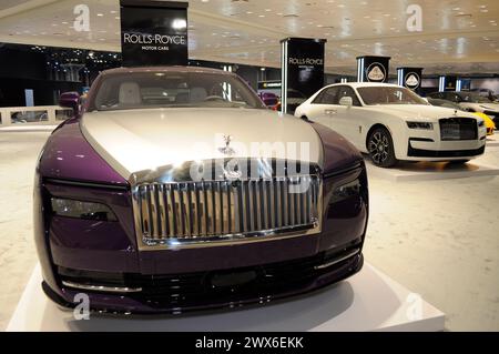 New York, Usa. März 2024. Ein Rolls-Royce Fahrzeug wird am ersten Medientag auf der New York International Auto Show 2024 im Jacob K. Javits Convention Center gesehen. Das jährliche NYIAS in Manhattan, New York City, zeigte verschiedene Autohersteller, Erstauftritte von Neufahrzeugen und Fachleute der Automobilbranche. Die Show, die am 29. März für die Öffentlichkeit geöffnet und am 7. April endet, zieht Tausende von Autofahrern an. Die NYIAS begann 1900 mit der Präsentation von Automobilen und Beispielen zukünftiger Fahrzeugtechnologie. Quelle: SOPA Images Limited/Alamy Live News Stockfoto