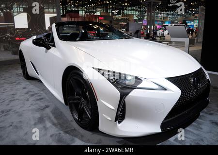 New York, Usa. März 2024. Das Lexus LC 500 Cabriolet wird am ersten Medientag auf der New York International Auto Show 2024 im Jacob K. Javits Convention Center gesehen. Das jährliche NYIAS in Manhattan, New York City, zeigte verschiedene Autohersteller, Erstauftritte von Neufahrzeugen und Fachleute der Automobilbranche. Die Show, die am 29. März für die Öffentlichkeit geöffnet und am 7. April endet, zieht Tausende von Autofahrern an. Die NYIAS begann 1900 mit der Präsentation von Automobilen und Beispielen zukünftiger Fahrzeugtechnologie. Quelle: SOPA Images Limited/Alamy Live News Stockfoto