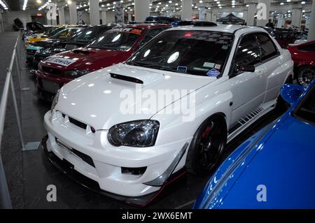 New York, Usa. März 2024. Ein Subaru-Fahrzeug wird am ersten Medientag auf der New York International Auto Show 2024 im Jacob K. Javits Convention Center gesehen. Das jährliche NYIAS in Manhattan, New York City, zeigte verschiedene Autohersteller, Erstauftritte von Neufahrzeugen und Fachleute der Automobilbranche. Die Show, die am 29. März für die Öffentlichkeit geöffnet und am 7. April endet, zieht Tausende von Autofahrern an. Die NYIAS begann 1900 mit der Präsentation von Automobilen und Beispielen zukünftiger Fahrzeugtechnologie. Quelle: SOPA Images Limited/Alamy Live News Stockfoto