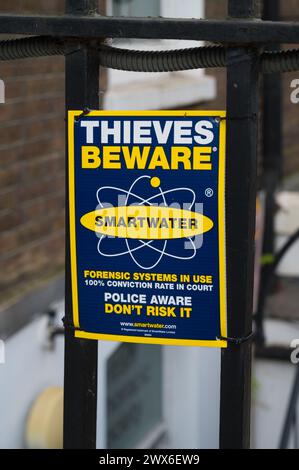 Diebe Vorsicht. Warnhinweis für potenzielle Diebe, Kriminelle des Schutzes des forensischen Systems von Smartwater auf dem Londoner Grundstück Großbritannien Stockfoto