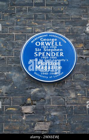 Die blaue Plakette der Marchmont Association weist darauf hin, dass George Orwell und Sir Stephen Spender für das Horizon Magazine „Based here 1940 - 1948“ in London, Großbritannien, schrieben Stockfoto